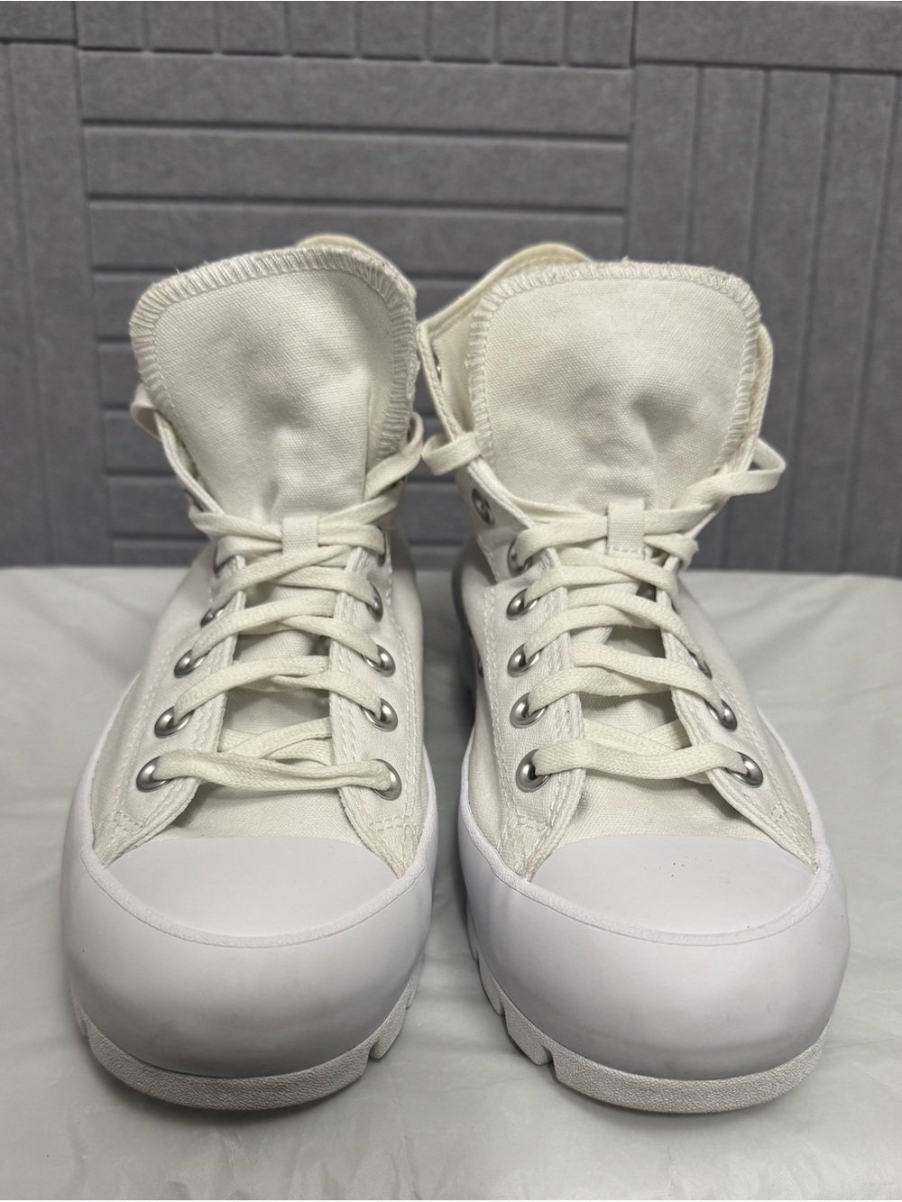 Converse Chuck Taylor All Star High Top Sneakers Canvas Lugged Sole Women's 10 - Picture 3 of 8